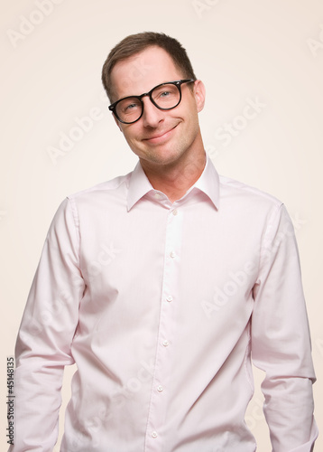 grinsender Mann mit Nerdbrille