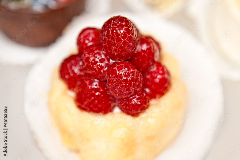 Dessert | Törtchen | Himbeertörtchen | sRGB Dessert | Törtchen | Himbeertörtchen | sRGB