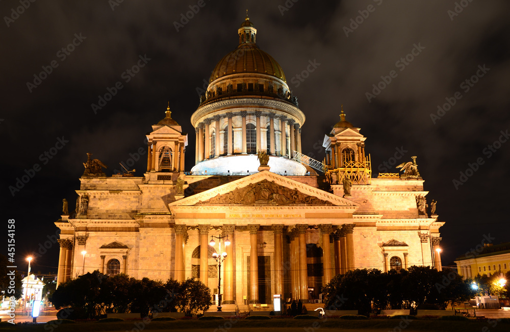 Исакиевский собор в Санкт-Петербурге ночью.