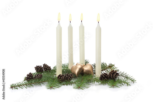 Vier Kerzen mit Adventszweig