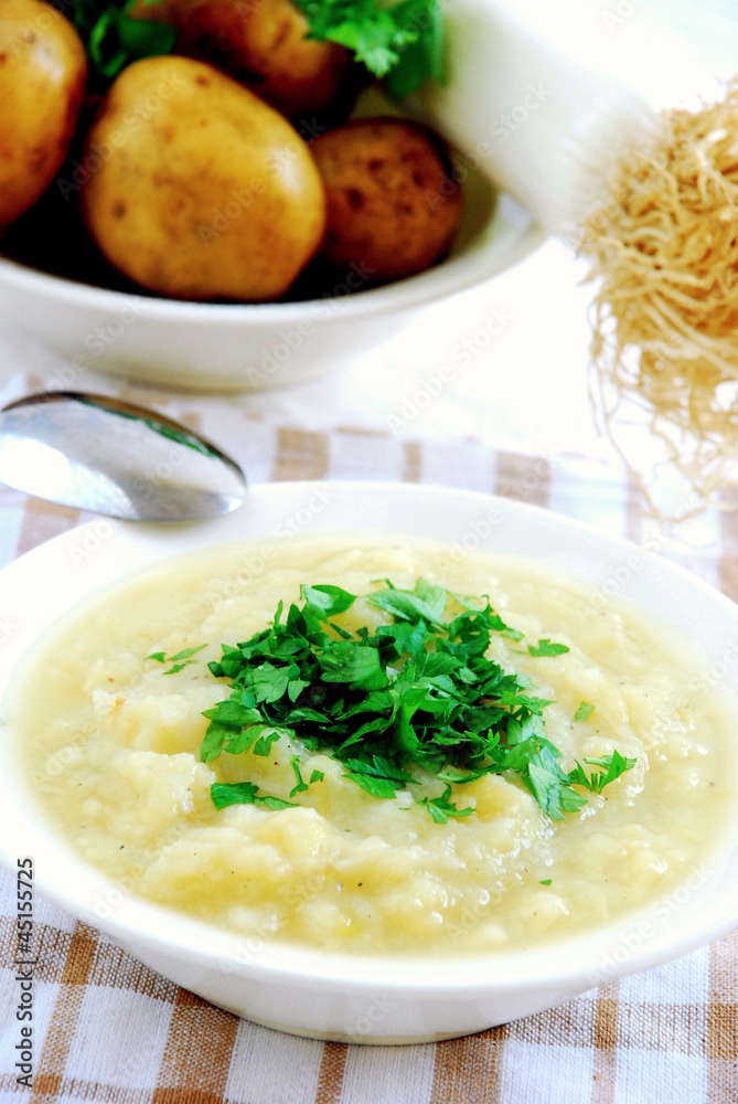 Zupa ziemniaczano-porowa Soup with potatoes and leeks Zupa ziemniaczano-porowa Soup with potatoes and leeks
