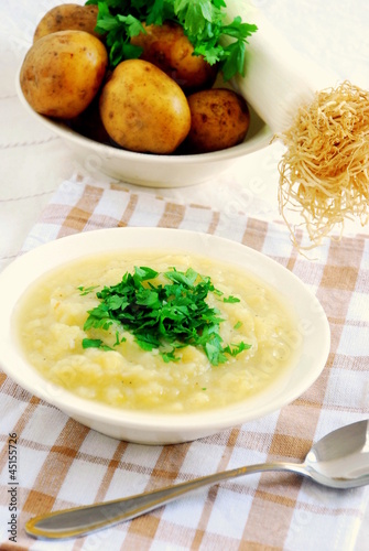 Zupa ziemniaczano-porowa Soup with potatoes and leeks