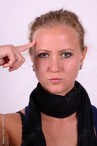 junge frau zeigt vogel photo