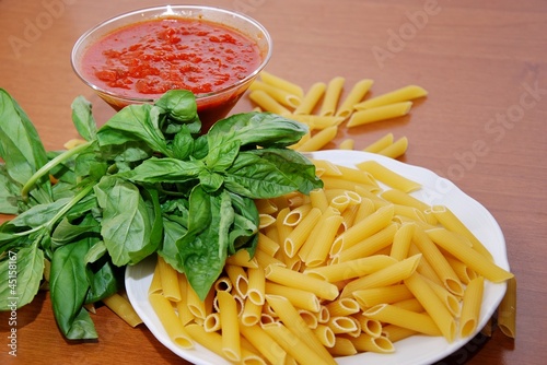 Bilde på lerret pasta maccaroni tomato and basil leaf