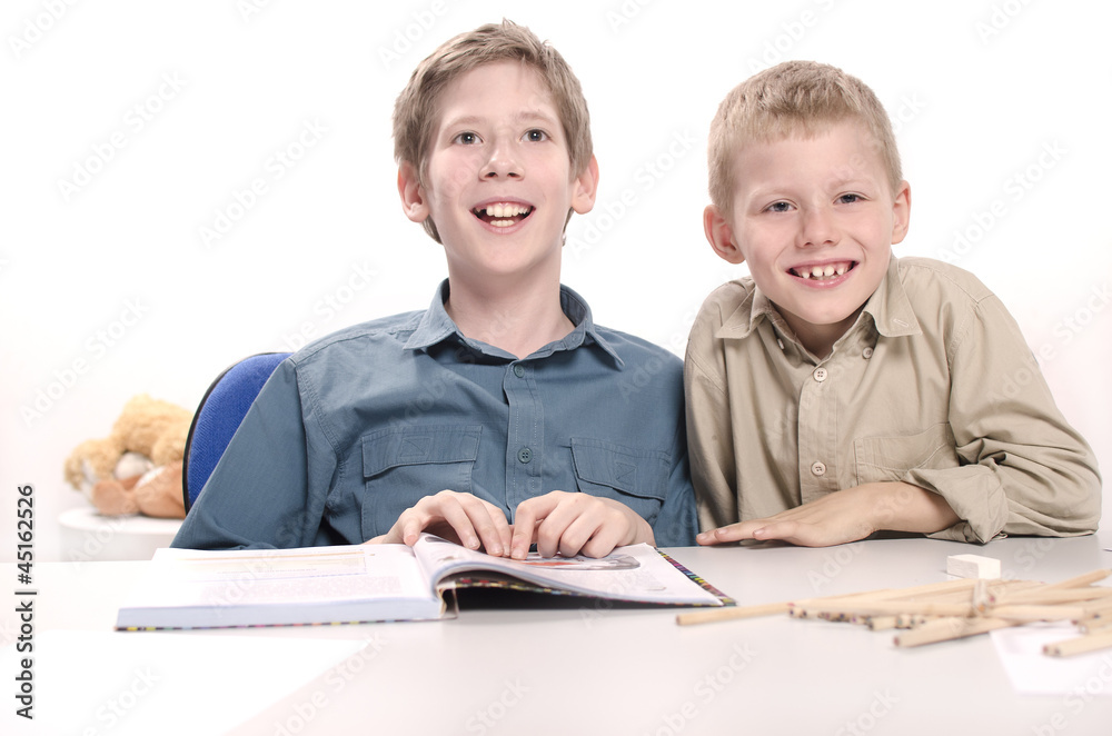 dwaj chłopcy w czasie nauki - obrazy, fototapety, plakaty 