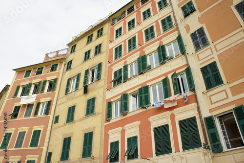 camogli liguria palazzi finestre paese