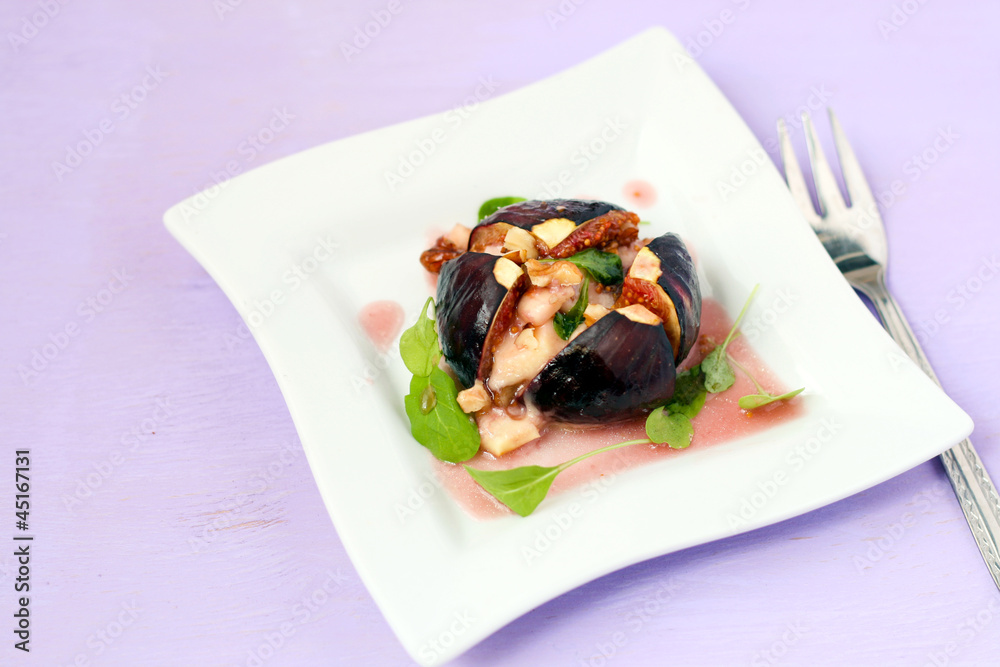 Figs baked with goat cheese, nuts and honey Figs baked with goat cheese, nuts and honey