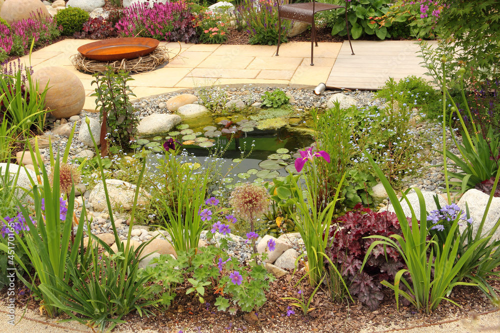 Gartengestaltung mit Teich StockFoto Adobe Stock