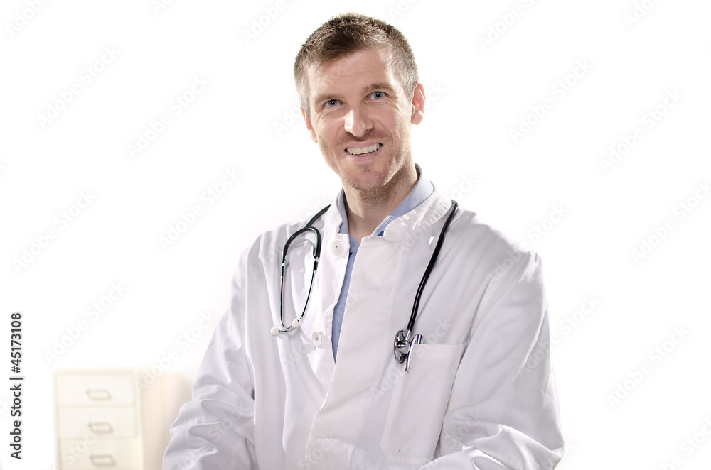 uśmiechnięty lekarz ze stetoskopem - obrazy, fototapety, plakaty 