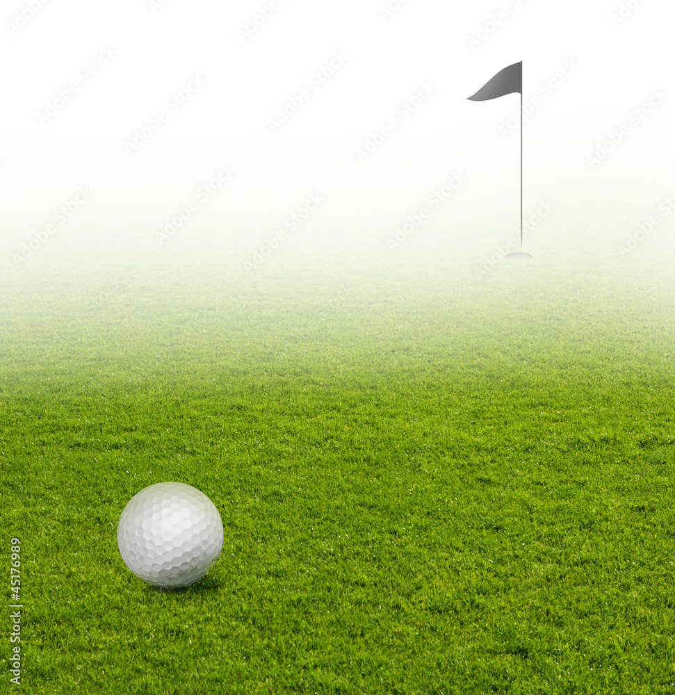 Obraz premium Golfball auf Golfplatz mit Fahne