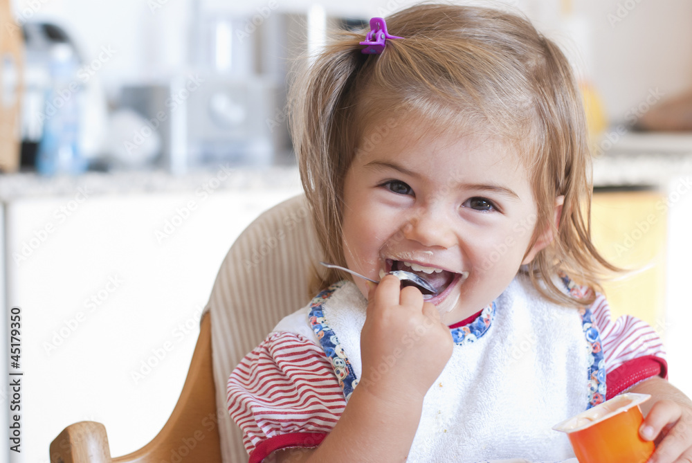 bimba che mangia e sorride bimba che mangia e sorride