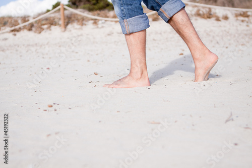 barfuss im sand und wasser am strand im freien im Sommer
