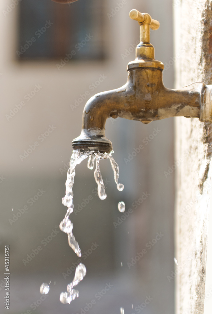 Foto Stock Rubinetto con gocce d'acqua - tap with water | Adobe Stock