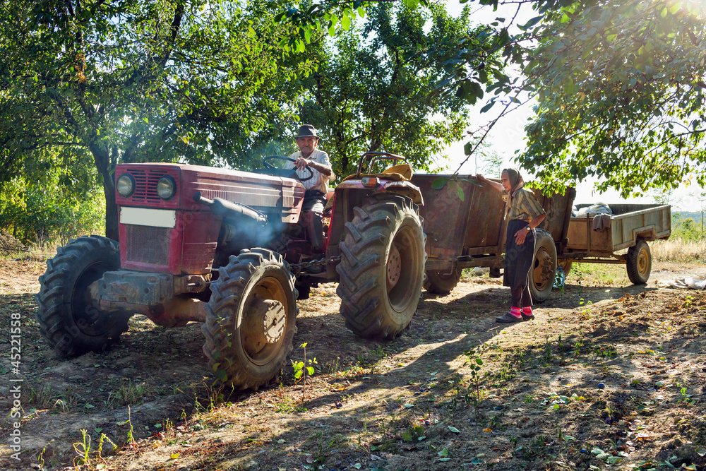 Obraz premium Farmers family with tractor