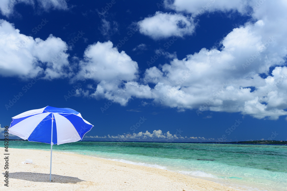 南国沖縄の美しい珊瑚の海と夏空