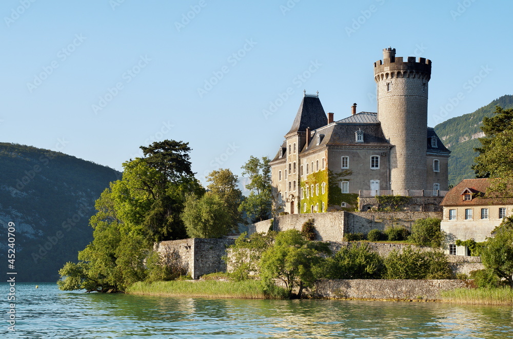 Le château de Duingt sur le lac d'Annecy