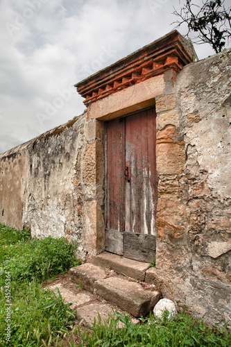 Fototapeta Naklejka Na Ścianę i Meble -  Abandoned door