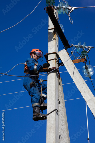 Electric rises to concrete pole