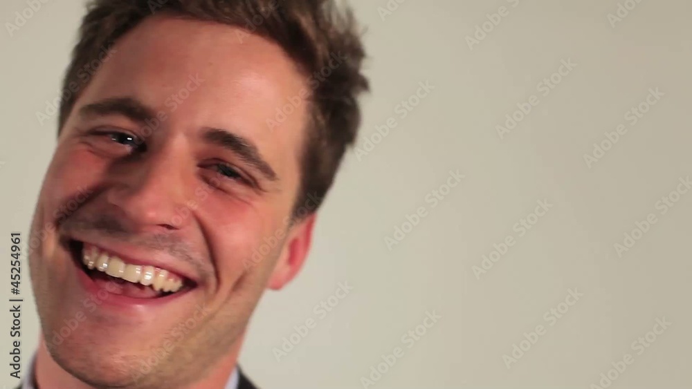Grand fou rire d'un jeune homme
