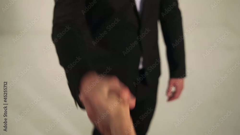 Poignée de main entre deux hommes