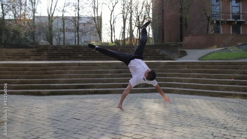 Homme dansant dans la rue
