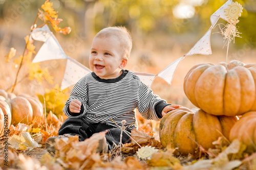 Obraz na płótnie happy child with pumpkins on sunset w salonie