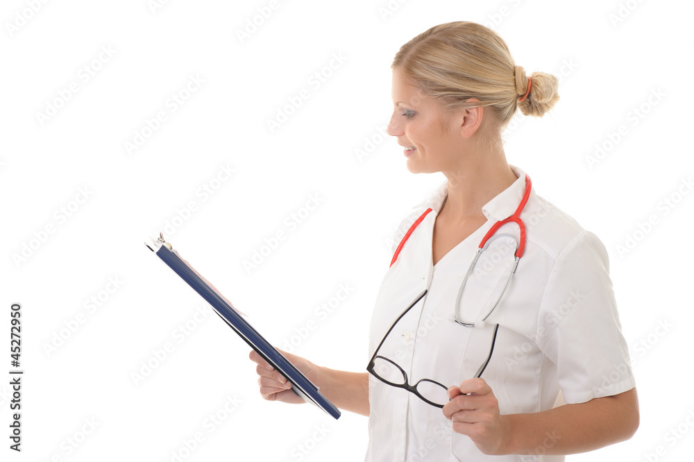 Blonde Ärztin liest in Patientenakte