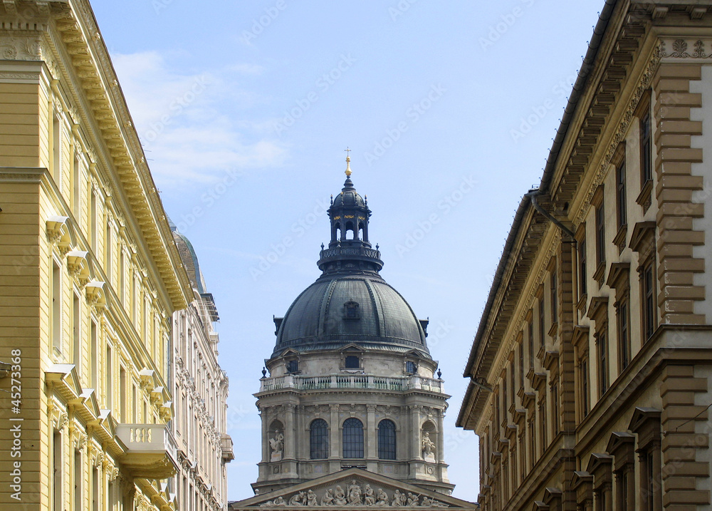 Budapest: Basilika mit Bürgerhäusern