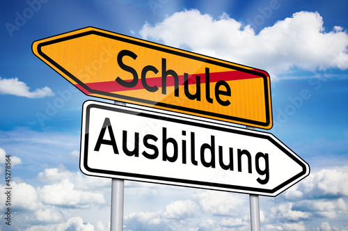 Wegweiser mit Schule und Ausbildung