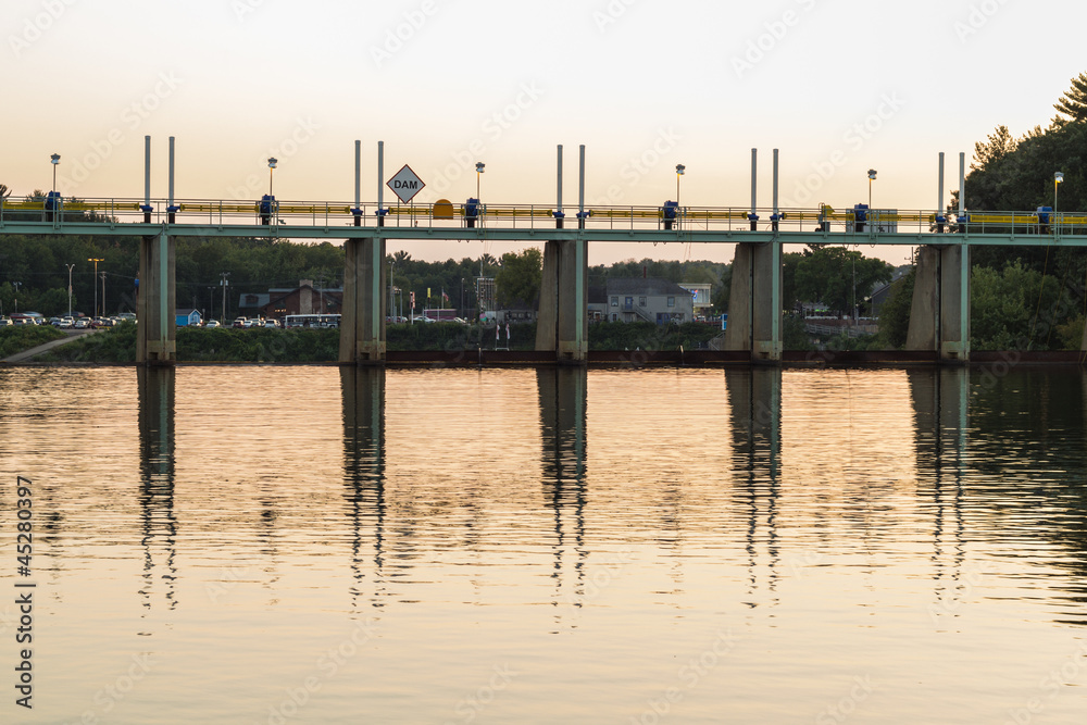 Obraz premium Dam reflected in water