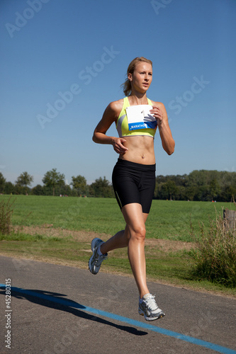 Attraktive junge Frau beim Marathon