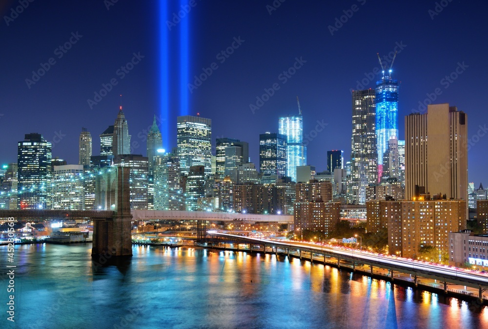 Fototapeta premium Manhattan Skyline and Tribute in LIght