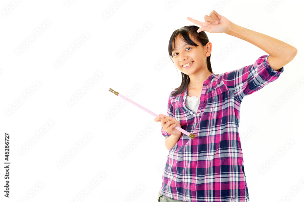 指示棒を持ち微笑む女の子 指示棒を持ち微笑む女の子