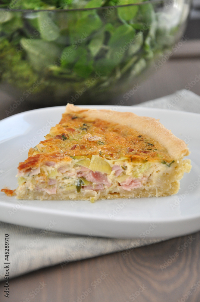 Stück Quiche Lorraine mit Salat