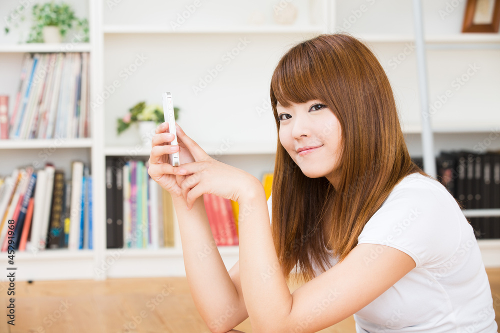 スマートフォンを見る女性 スマートフォンを見る女性