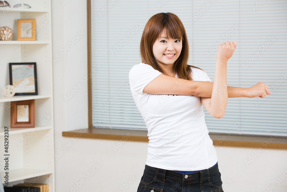 ストレッチをする女性 ストレッチをする女性