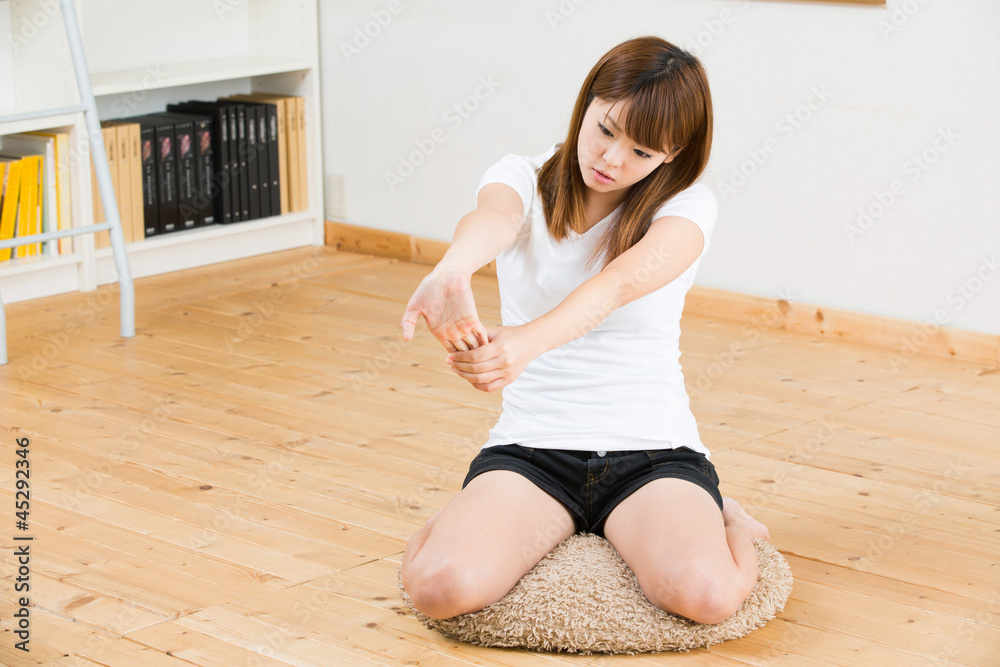 ストレッチをする女性 ストレッチをする女性
