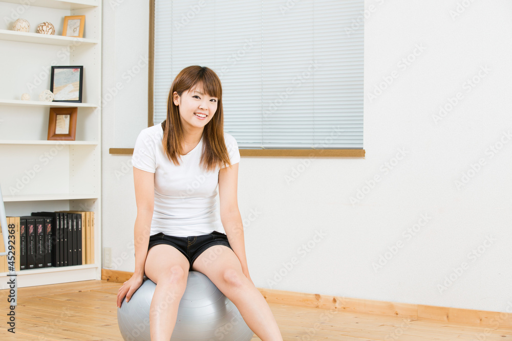 バランスボールをする女性 バランスボールをする女性