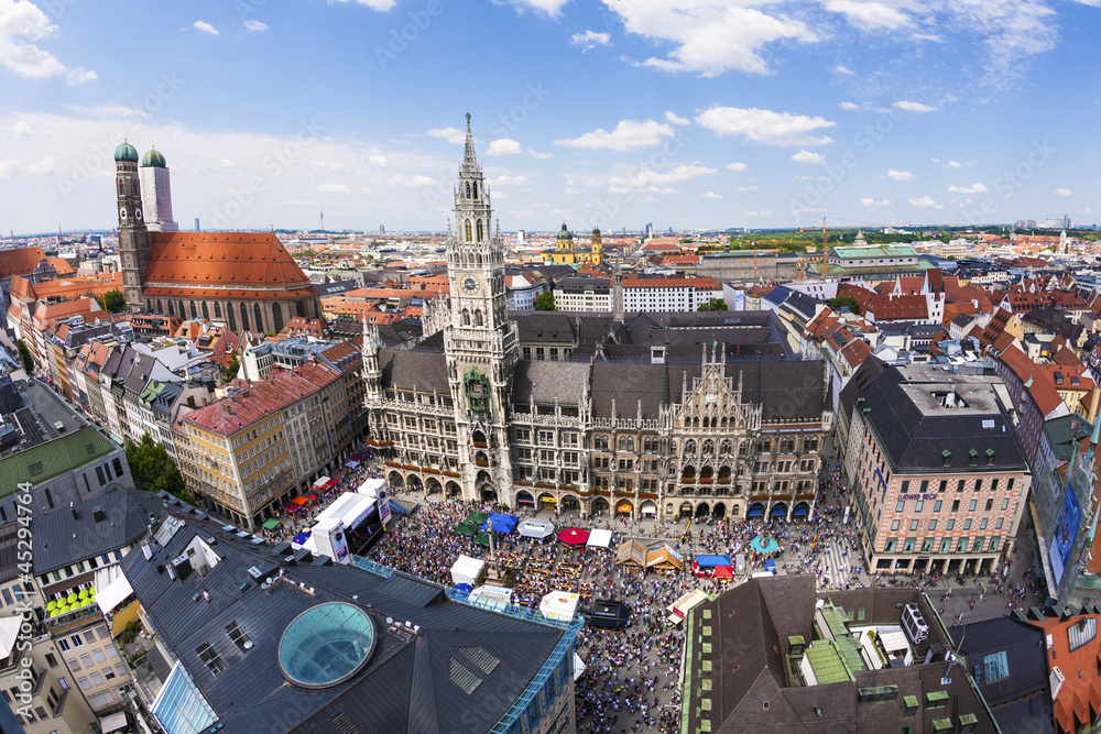 Obraz premium Aerial view of Munchen: Marienplatz, New Town Hall and Frauenkir