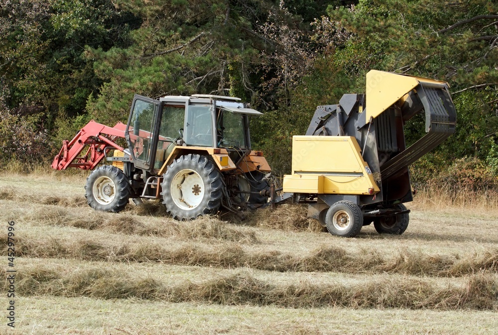 Fototapeta premium tracteur et machine à balles de paille