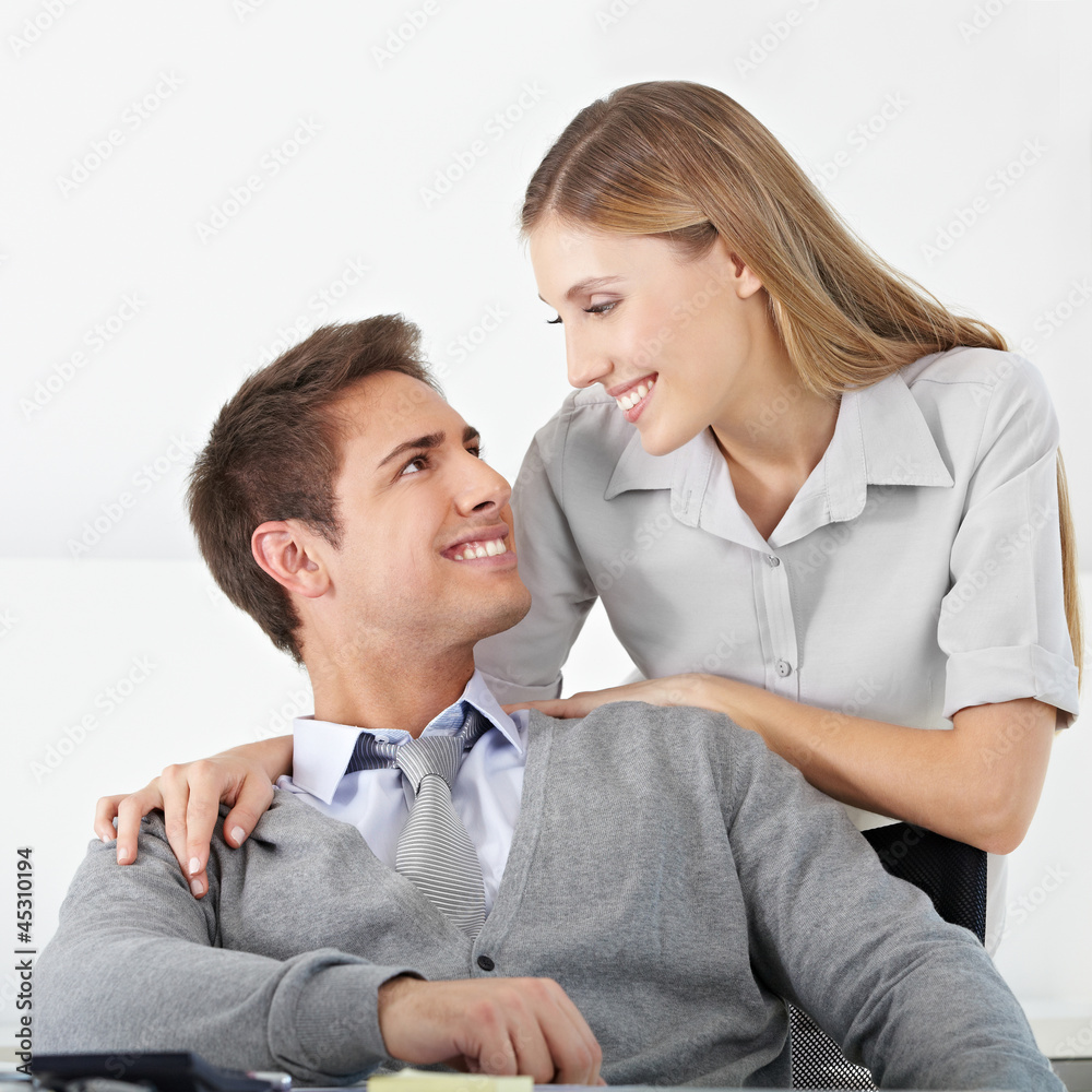 Glückliches Paar im Büro Glückliches Paar im Büro