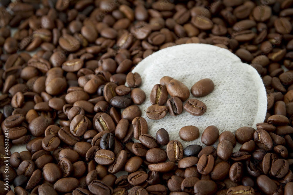 Fototapeta premium Kaffebohnen und Kaffeepad