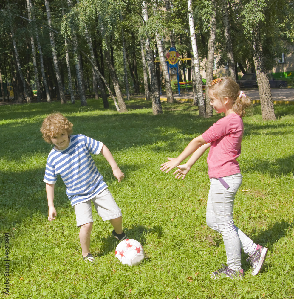 Obraz premium Children playing football