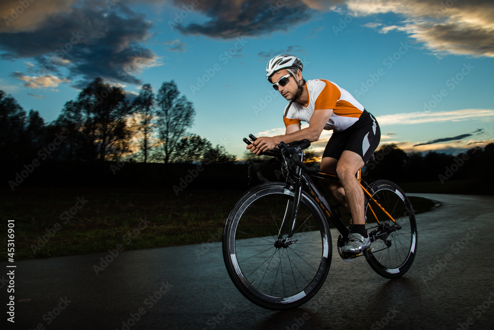 Fototapeta premium Triathlet auf dem Fahrrad