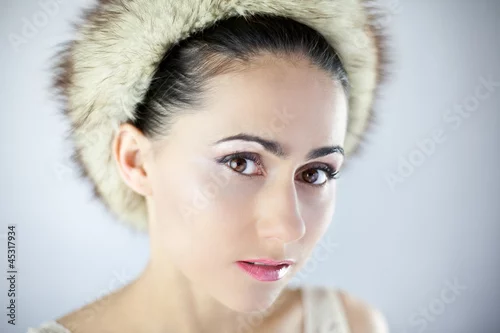 Obraz Śliczna młoda dziewczyna w futrzanej czapce