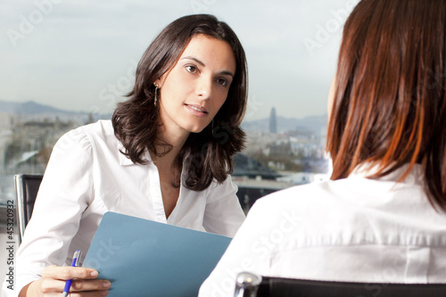 Beratungsgespräch bei Versicherung