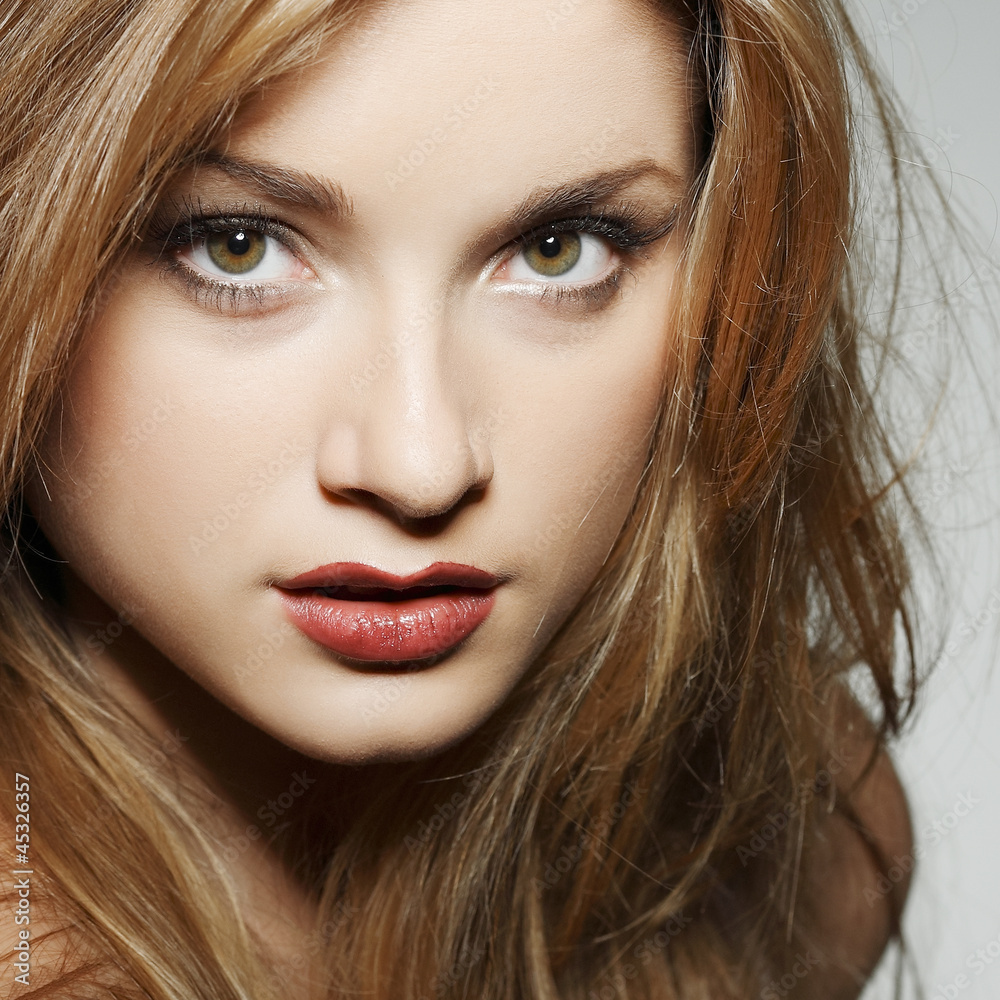 Fototapeta premium portrait elegant sexual woman in fashion style