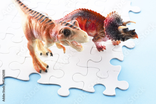 パズルと恐竜の玩具