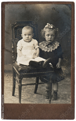 vintage nostalgic portrait of two girls © LiliGraphie