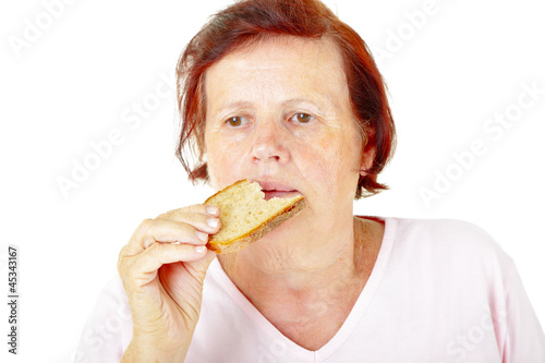 Seniorin isst Brot